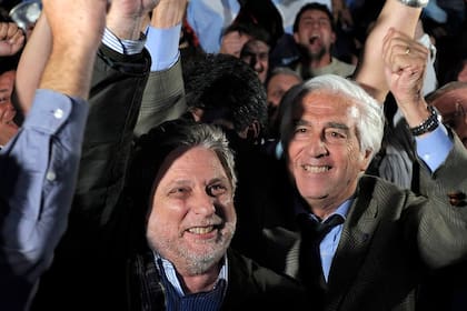 El expresidente de Confederaciones Rurales Argentinas (CRA), Mario Llambias, y el expresidente de la Sociedad Rural Argentina (SRA) Luciano Miguens en El Rosedal tras el voto "no positivo" de Julio Cobos, entonces vicepresidente, en contra de las retenciones móviles