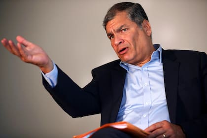 El expresidente de Ecuador Rafael Correa gesticula durante una entrevista con The Associated Press en Bruselas, el 11 de septiembre de 2020