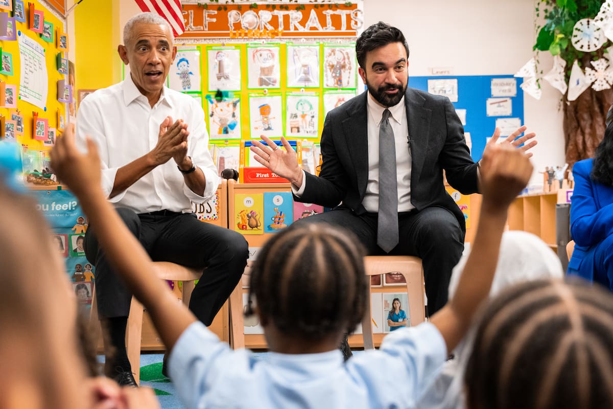 El expresidente de EEUU Barack Obama y el alcalde de NY Zohran Mamdani cantan "Wheels on the Bus" a los niños de la guardería "Learning Through Play" en el Bronx, Nueva York, el sábado 18 de abril de 2026