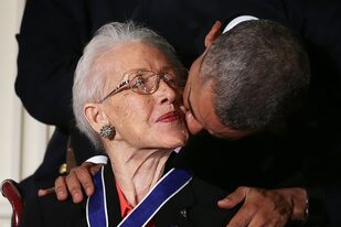 El expresidente de Estados Unidos, Barack Obama, besa a la ex matemática de la NASA Katherine G. Johnson durante la entrega de la Medalla Presidencial de la Libertad durante una ceremonia en el East Room el 24 de noviembre de 2015