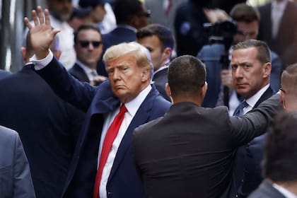 El expresidente de Estados Unidos Donald Trump saluda mientras llega al Tribunal Penal de Manhattan para su audiencia de acusación el 04 de abril de 2023 en Nueva York, Nueva York.