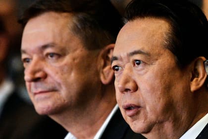 El expresidente de Interpol Meng Hongwei con Alexander Prokopchuk, el videpresidente actual uno de los favoritos para reemplazarlo, en 2017, en un congreso en Singapur