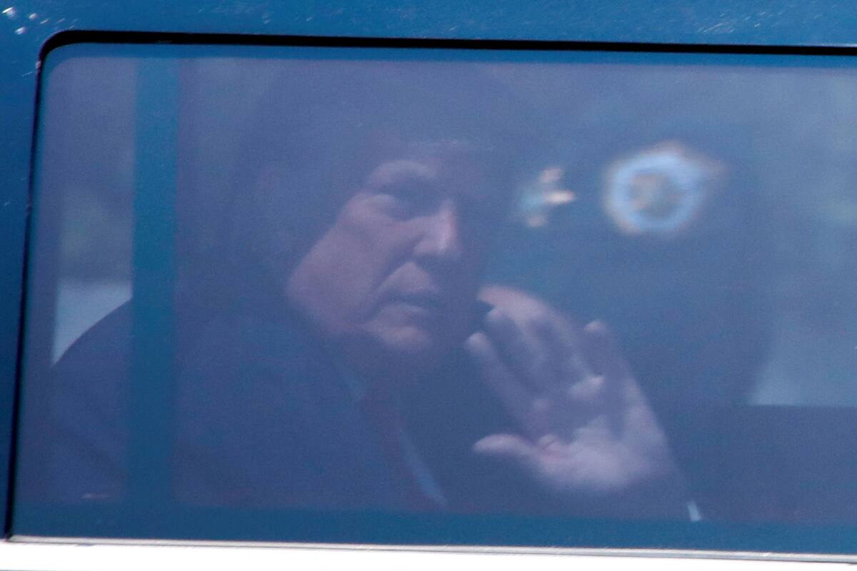 El expresidente de los Estados Unidos, ayer, en su limusina