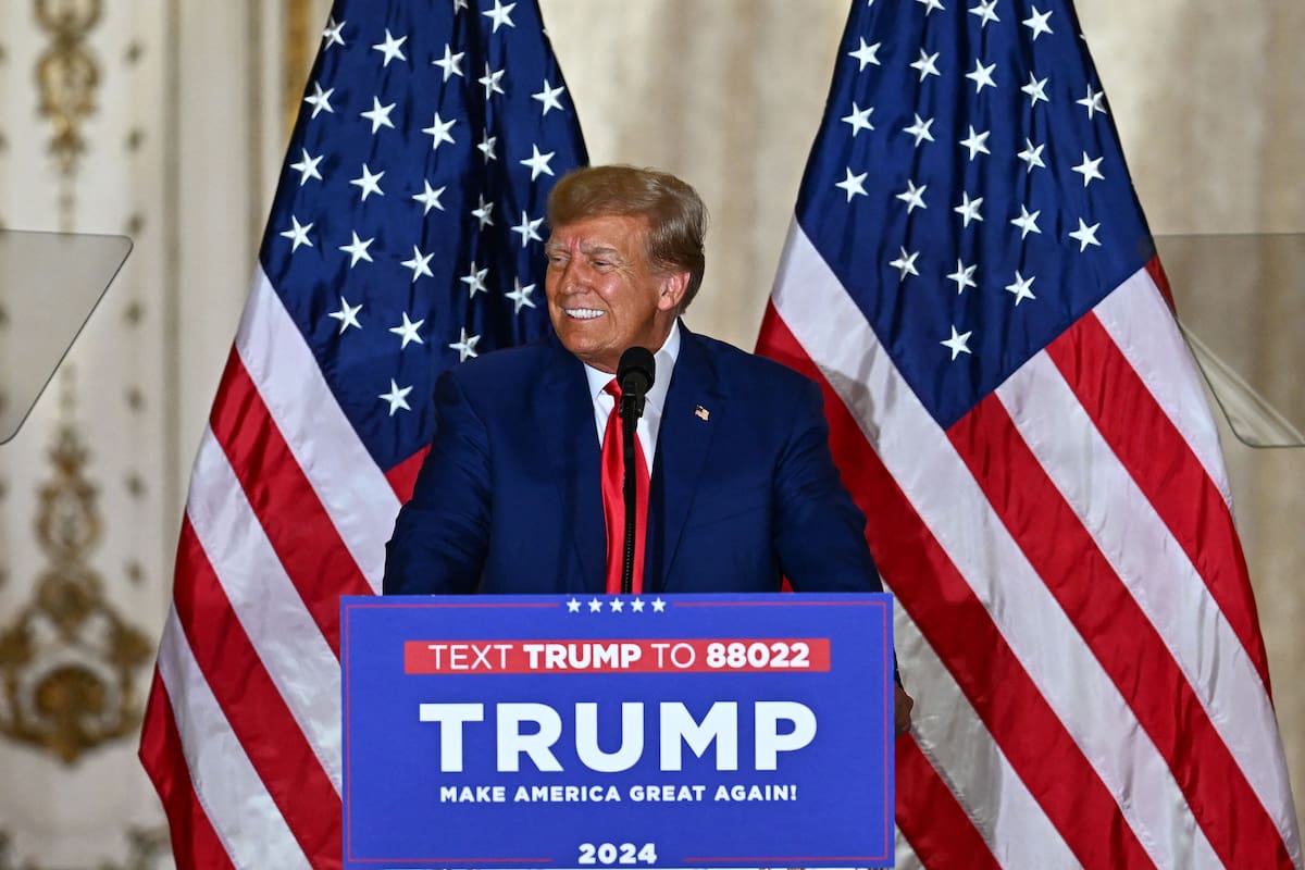 El expresidente de los Estados Unidos, Donald Trump, habla durante una conferencia de prensa luego de su comparecencia ante el tribunal por un supuesto pago de "dinero secreto", en su propiedad de Mar-a-Lago en Palm Beach