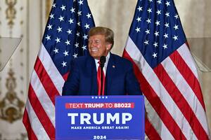 El expresidente de los Estados Unidos, Donald Trump, habla durante una conferencia de prensa luego de su comparecencia ante el tribunal por un supuesto pago de "dinero secreto", en su propiedad de Mar-a-Lago en Palm Beach