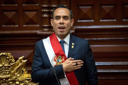 El expresidente del Congreso de Perú, José Jeri, canta el himno nacional tras ser juramentado como presidente interino en Lima, Perú, el viernes 10 de octubre de 2025