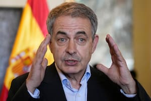 El expresidente del gobierno español, José Luis Rodríguez Zapatero, habla con periodistas en La Paz, Bolivia