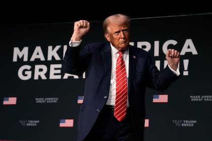 El expresidente Donald Trump baila en el escenario durante un mitin, el domingo 29 de octubre de 2023, en Sioux City, Iowa (AP Foto/Charlie Neibergall)