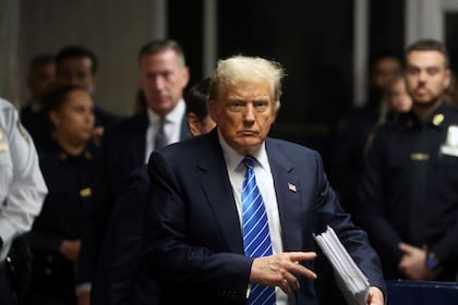 El expresidente Donald Trump camina para hablar con los medios de comunicación luego de salir del tribunal penal de Manhattan, en Nueva York, el lunes 13 de mayo de 2024. (Spencer Platt/Pool Photo vía AP)