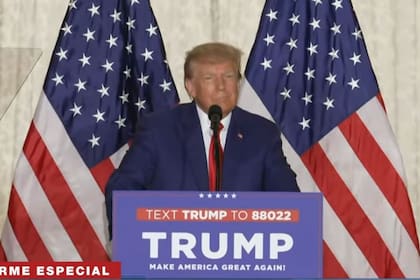 El expresidente Donald Trump habla a partidarios en Mar-A-Lago