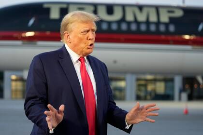 El expresidente Donald Trump habla con reporteros antes de salir del Aeropuerto Internacional Hartsfield-Jackson, el jueves 24 de agosto de 2023, en Atlanta. (AP Foto/Alex Brandon)