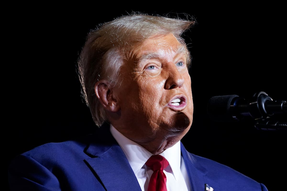 El expresidente Donald Trump habla en un acto de campaña en Hialeah, Florida, EEUU, 8 de noviembre de 2023. (AP Foto/Lynne Sladky)