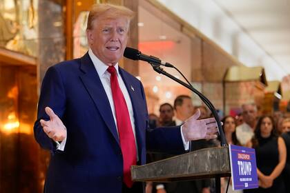 El expresidente Donald Trump habla en una conferencia de prensa en la Torre Trump, el viernes 31 de mayo de 2024, en Nueva York. (AP Foto/Julia Nikhinson)