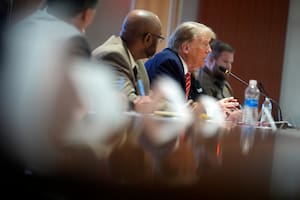 El expresidente Donald Trump habla en una reunión con integrantes de un sindicato de camioneros, el miércoles 31 de enero de 2024, en su sede en Washington.