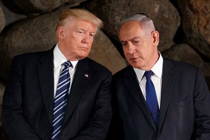 El expresidente Donald Trump, izquierda, habla con el primer ministro israelí Benjamin Netanyahu durante una ceremonia en Jerusalén el 23 de mayo de 2017