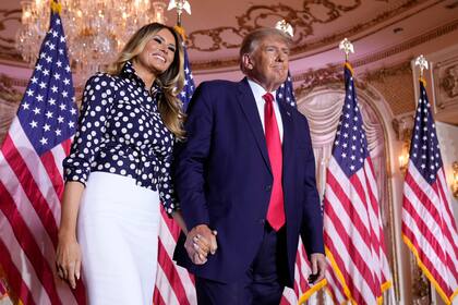 El expresidente Donald Trump, junto con su esposa, Melania Trump después de que anunciara que se postulará a la presidencia por tercera ocasión, el 15 de noviembre de 2022, en su mansión Mar-a-Lago, en Palm Beach, Florida.