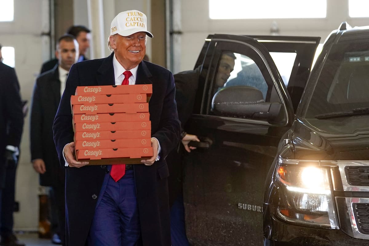 El expresidente Donald Trump llega a entregar pizza al Departamento de Bomberos de Waukee, Iowa, el domingo 14 de enero de 2024