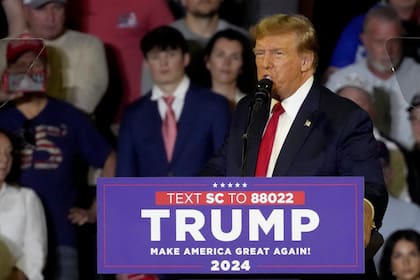 El expresidente Donald Trump, precandidato presidencial republicano, habla el 10 de febrero de 2024 en un mitin en las últimas semanas previas a la elección primaria de Carolina del Sur del 24 de febrero