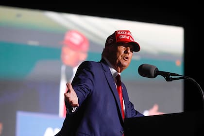 El expresidente Donald Trump pronuncia un mensaje durante un acto político en Latrobe, Pensilvania, el sábado 5 de noviembre de 2022. (AP Foto/Jacqueline Larma)