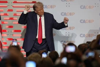 El expresidente Donald Trump reacciona ante la multitud después de hablar en la Convención del Partido Republicano de California el viernes 29 de septiembre de 2023 en Anaheim, California