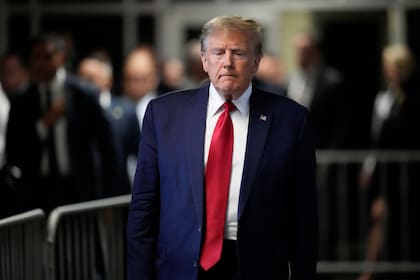 El expresidente Donald Trump saliendo del tribunal de Manhattan el 15 de febrero de 2024. (Foto AP/Mary Altaffer)