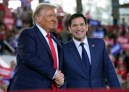 El expresidente Donald Trump saluda al senador por Florida Marco Rubio durante un acto de campaña, el 4 de noviembre de 2024, en Raleigh, Carolina del Norte. (AP Foto/Evan Vucci, Archivo)