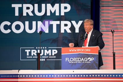 El expresidente Donald Trump se dirige a los asistentes a la Cumbre de la Libertad del Partido Republicano de Florida, el sábado 4 de noviembre de 2023, en Kissimmee, Florida (AP Foto/Phelan M. Ebenhack)