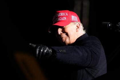 El expresidente Donald Trump señala a un simpatizante durante un mitin, el jueves 3 de noviembre de 2022, en Sioux City, Iowa. (AP Foto/Charlie Neibergall)