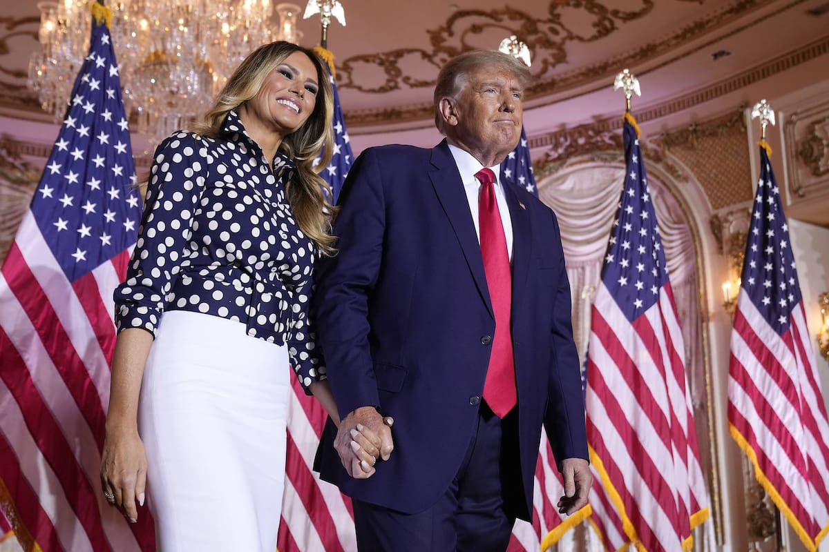 El expresidente Donald Trump y Melania Trump después de que anunció su candidatura a la presidencia por tercera vez