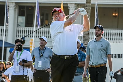 El expresidente Donald Trump y una salida desde el tee, en uno de los hoyos del Trump National Doral Miami Golf Club, este jueves, en el Pro Am previo al torneo del LIV