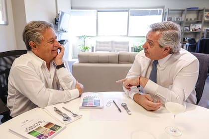 El expresidente Eduardo Duhalde, junto al mandatario Alberto Fernández