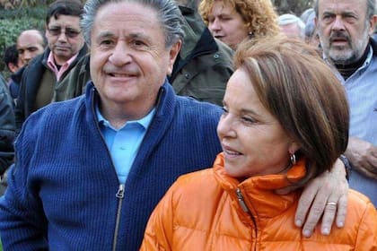 El coronavirus despertó la crítica del expresidente Eduardo Duhalde al gobierno de Fernández; en la imagen, junto a su esposa, Hilda González