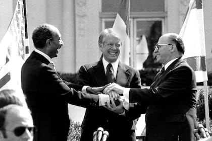 El expresidente egipcio Anwar El Sadat, junto su par norteamericano Jimmy Carter, y el primer ministro israelí Menachem Begin