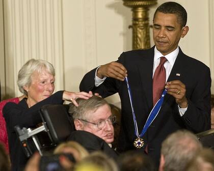 El expresidente estadounidense Barack Obama junto a Stephen Hawking