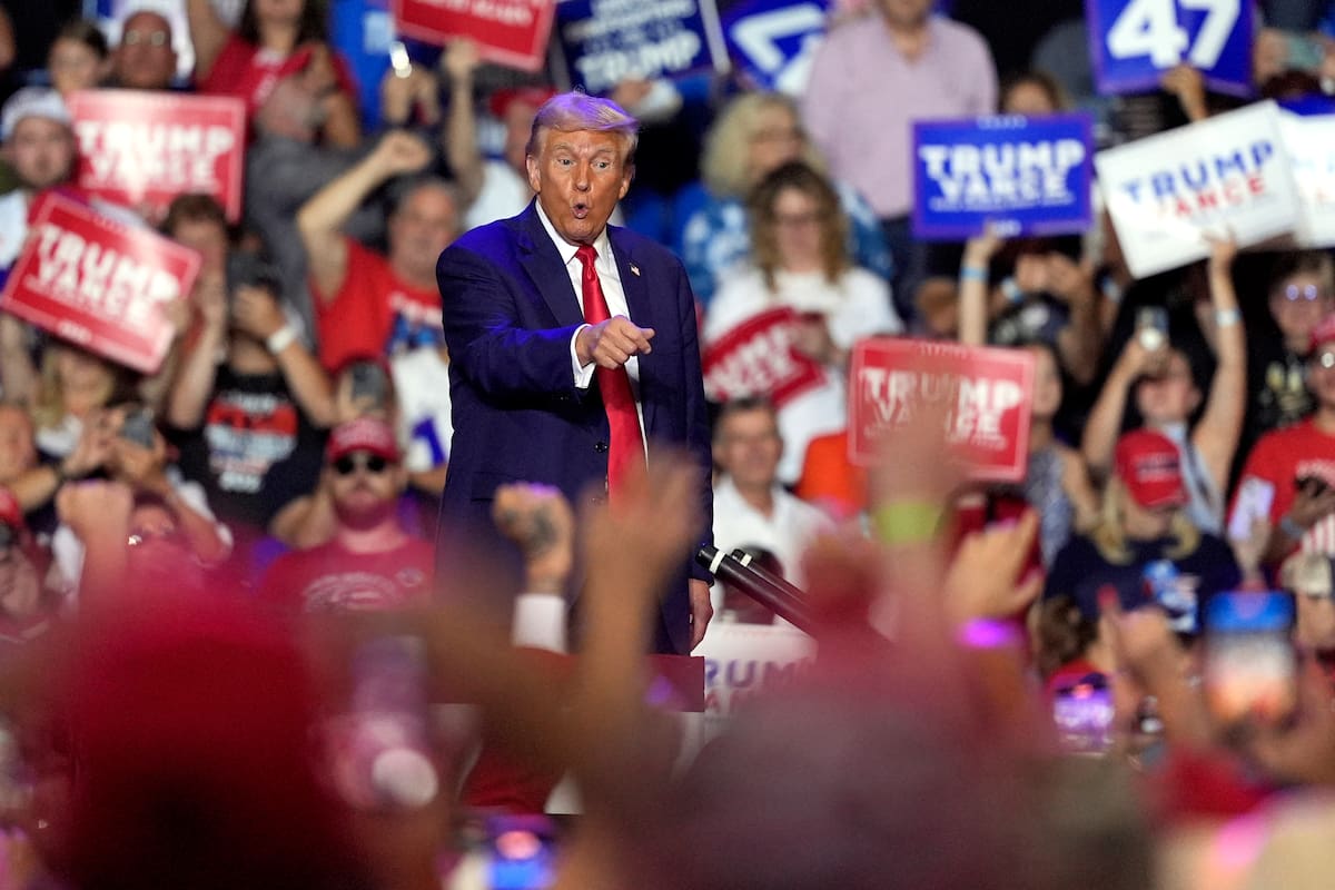 El expresidente estadounidense Donald Trump habla en un acto de campaña en Wilkes-Barre, Pensilvania, (AP Foto/Carolyn Kaster)
