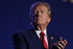 El expresidente estadounidense Donald Trump habla durante un mitin de campaña, el sábado 16 de diciembre de 2023, en Durham, Nueva Hampshire