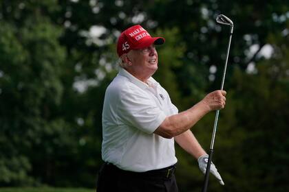 El expresidente estadounidense Donald Trump juega la ronda de profesionales y amateurs del torneo Bedminster Invitational LIV en Bedminster, Nueva Jersey, el jueves 28 de julio de 2022 (AP Foto/Seth Wenig)