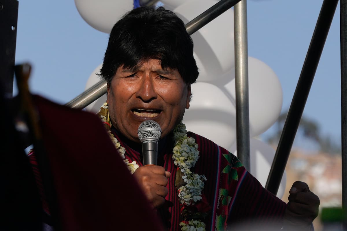 El expresidente Evo Morales se dirige a sus simpatizantes tras una marcha