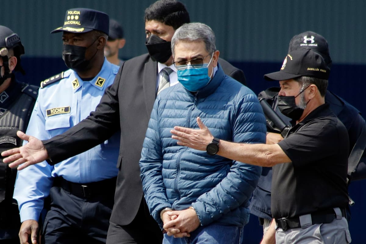 El expresidente hondureño, Juan Orlando Hernández, cuando fue extraditado a Estados Unidos en 2022