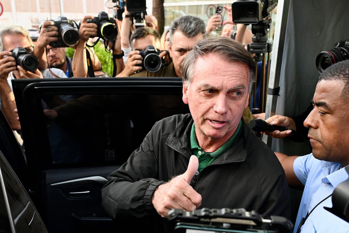 El expresidente Jair Bolsonaro sale de la Jefatura de Policía Federal en Brasilia (Archivo)