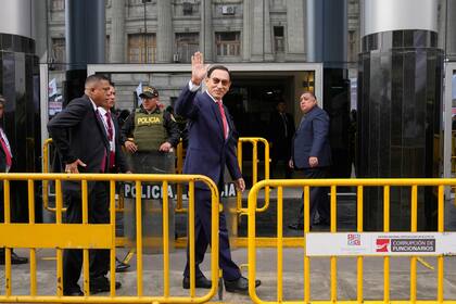 El expresidente Martín Vizcarra saluda al llegar a la audiencia de sentencia en Lima