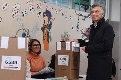 El expresidente Mauricio Macri emitió su voto esta mañana en una escuela del barrio de Palermo y pidió a la sociedad votar para “dejar atrás una era que nos ha provocado mucho daño y tristeza”, y lamentó que haya sectores de JxC que incurran "en la mugre", al referirse a las denuncias sobre violaciones a la veda electoral que se presentaron ayer.