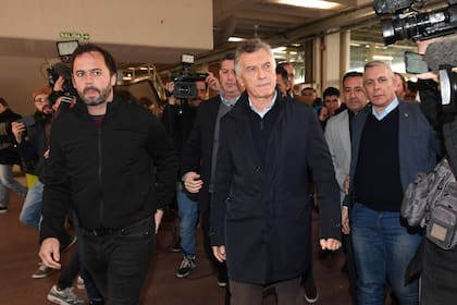 El expresidente Mauricio Macri emitió su voto esta mañana en una escuela del barrio de Palermo y pidió a la sociedad votar para “dejar atrás una era que nos ha provocado mucho daño y tristeza”, y lamentó que haya sectores de JxC que incurran "en la mugre", al referirse a las denuncias sobre violaciones a la veda electoral que se presentaron ayer.