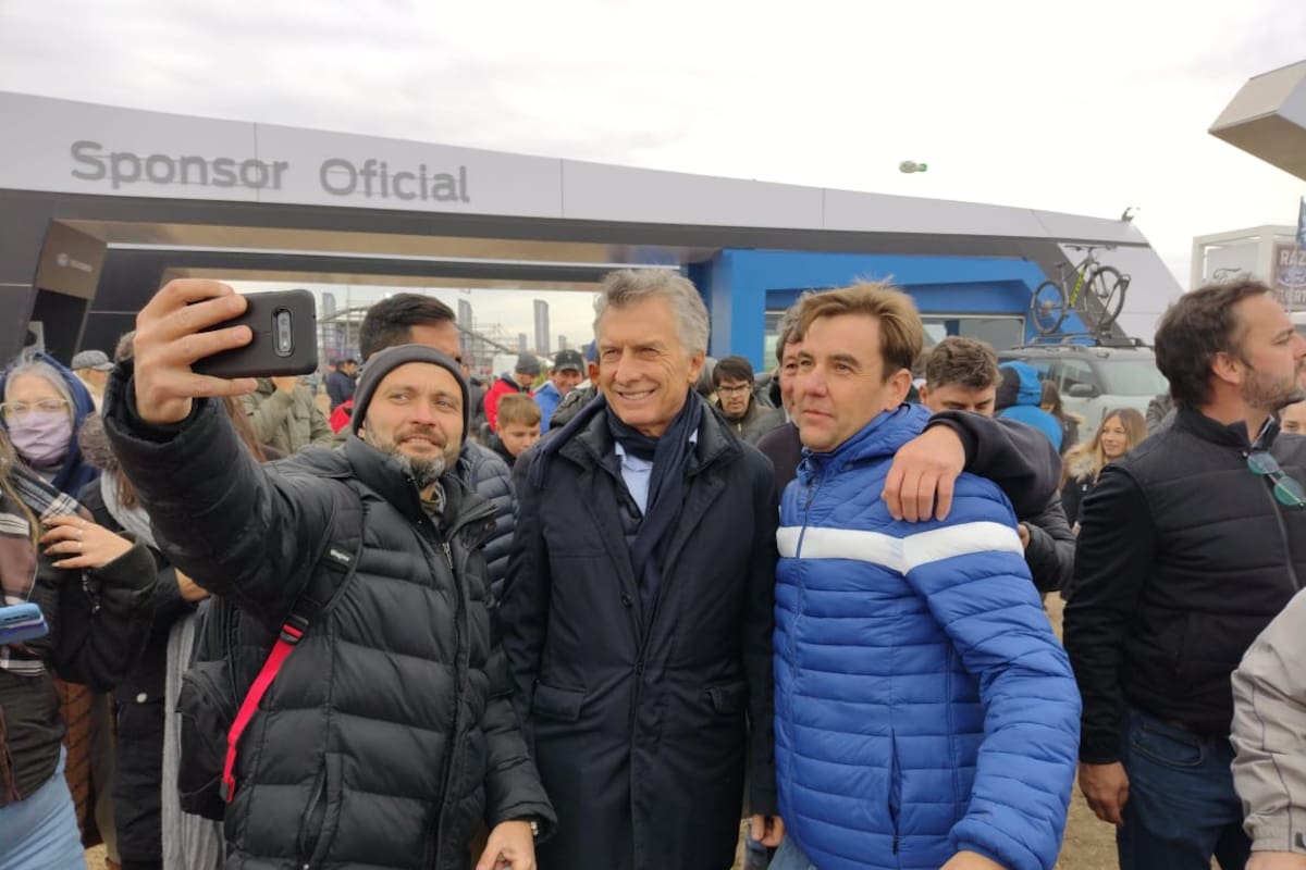 El expresidente Mauricio Macri en su recorrida por la exposición. Prensa Agroactiva