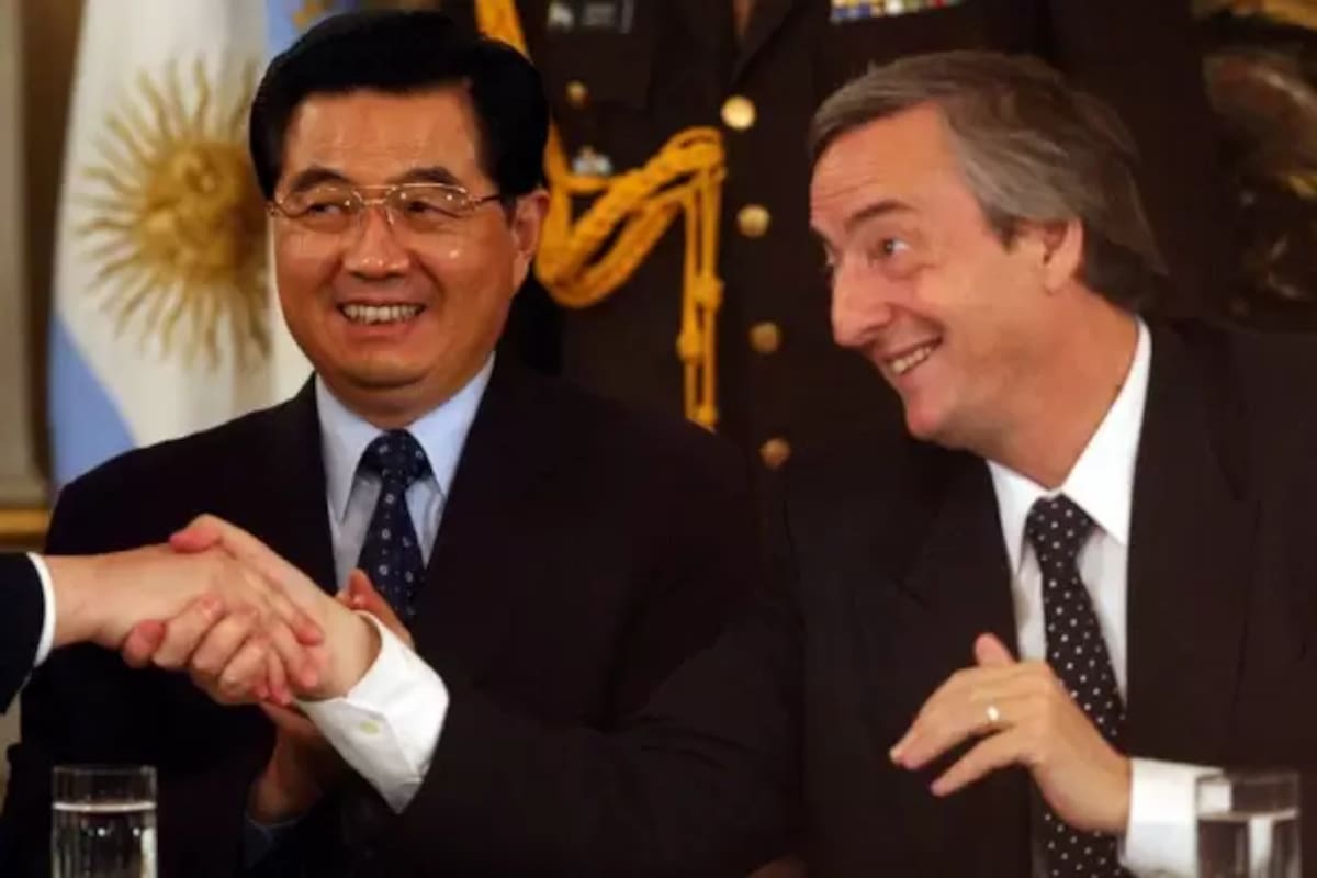 El expresidente Néstor Kirchner junto a su par chino Hu Jintao, en 2004.