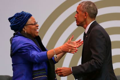 El expresidente norteamericano junto a la viuda de Mandela, Graca Machel, hoy en Johanesburgo