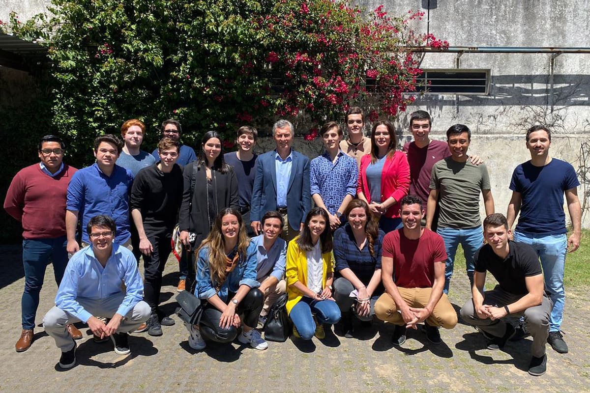 El expresidente participó brevemente del encuentro con jóvenes del partido