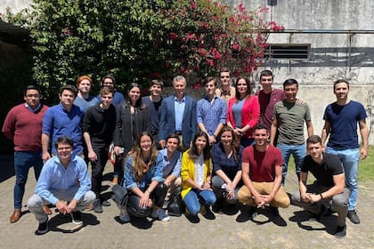 El expresidente participó brevemente del encuentro con jóvenes del partido