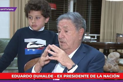 El expresidente participó de una entrevista desde el living de su casa, acompañado por uno de sus nietos