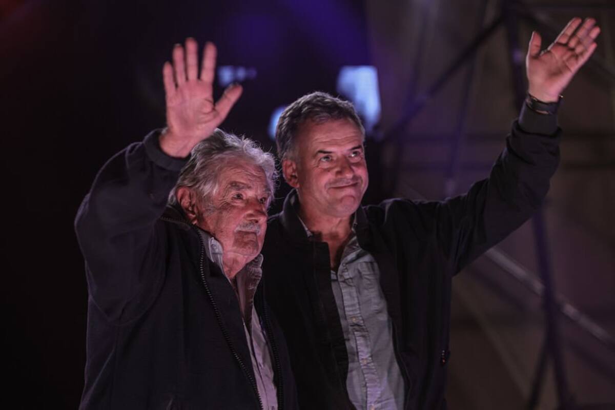 El expresidente Pepe Mujica y su delfín Yamandú Orsi saludan a sus seguidores del Frente Amplio